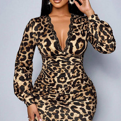 Léonor — Körperbetontes Midi-Kleid mit Leopardenmuster