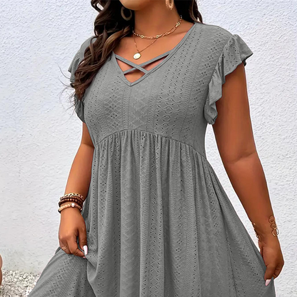 Adorine — V-Ausschnitt Kleid mit Rüschensaum und Taillierung