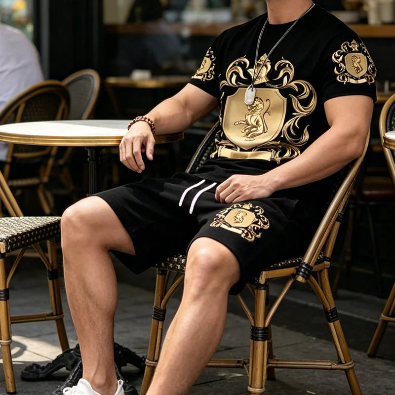 Regalis — Gold Wappen-Print T-Shirt & Shorts Set