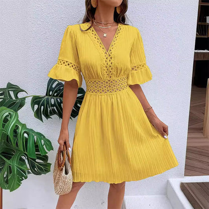 Vervaine — V-Ausschnitt-Kleid mit Spitzen-Cutouts