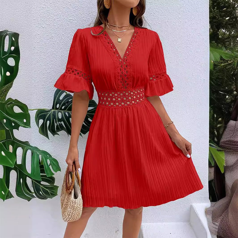 Vervaine — V-Ausschnitt-Kleid mit Spitzen-Cutouts