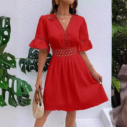 Vervaine — V-Ausschnitt-Kleid mit Spitzen-Cutouts