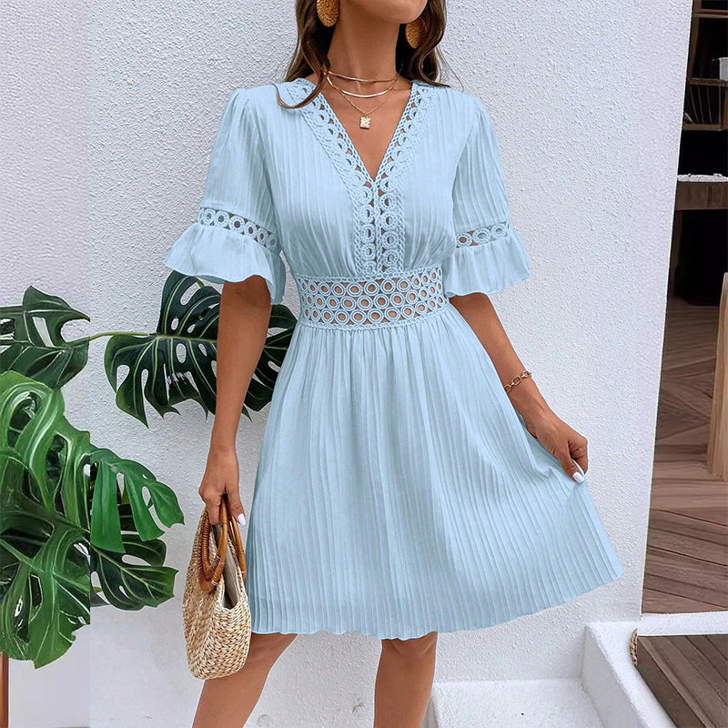 Vervaine — V-Ausschnitt-Kleid mit Spitzen-Cutouts