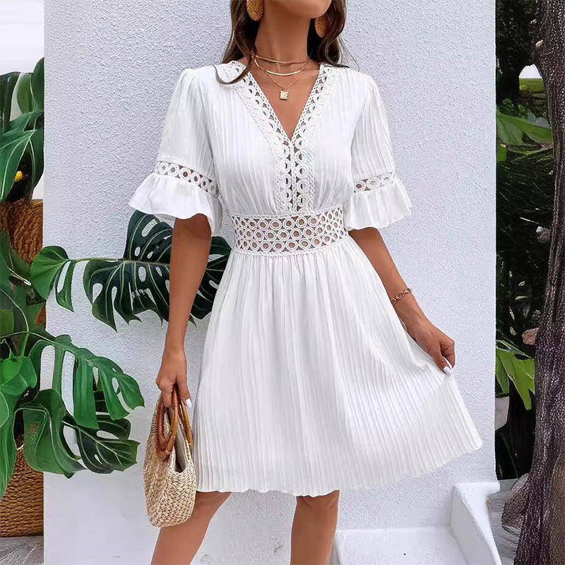 Vervaine — V-Ausschnitt-Kleid mit Spitzen-Cutouts