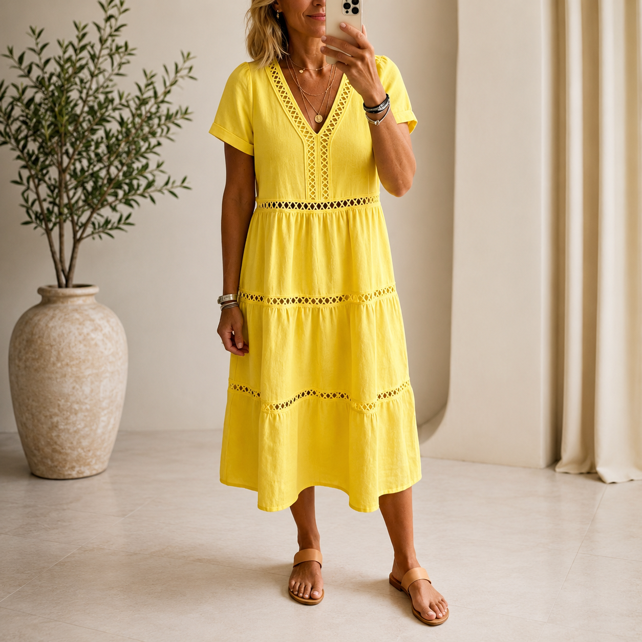 Velorie — Spitzen V-Ausschnitt gestuftes Midi-Kleid